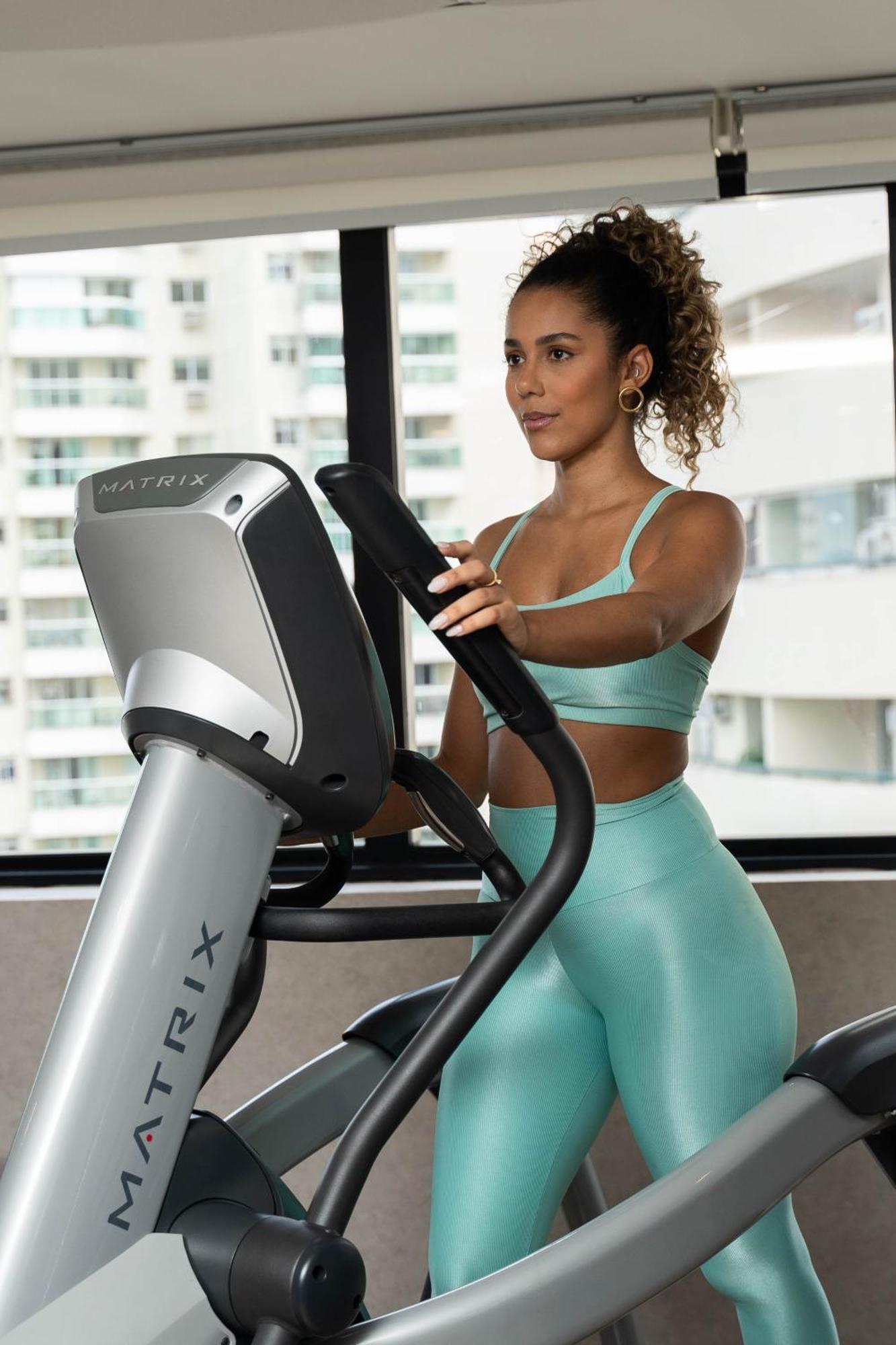 Hotel Radisson Rio De Janeiro Barra Exteriér fotografie A woman using a cross trainer