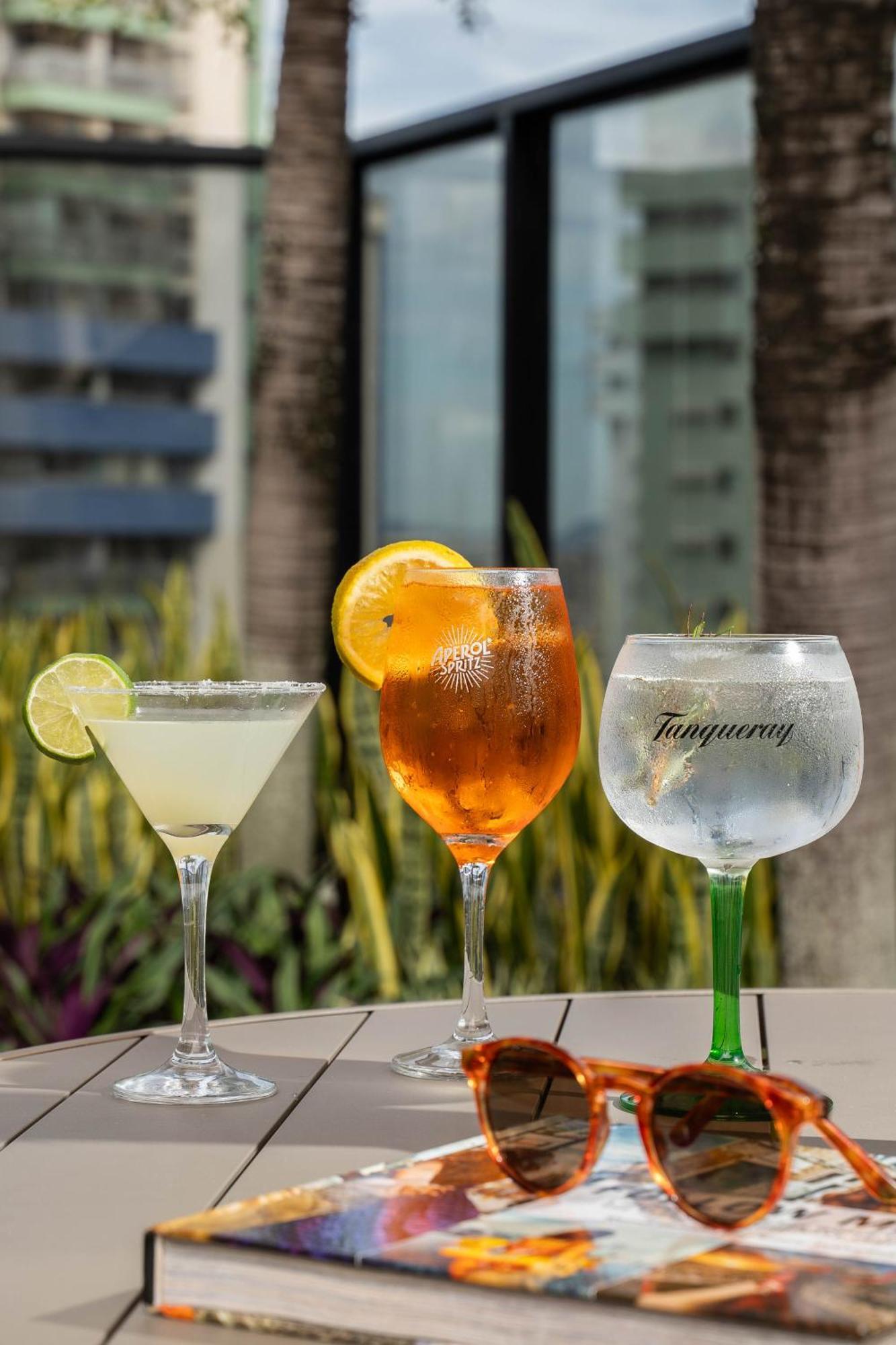 Hotel Radisson Rio De Janeiro Barra Exteriér fotografie Tanqueray, a London dry gin
