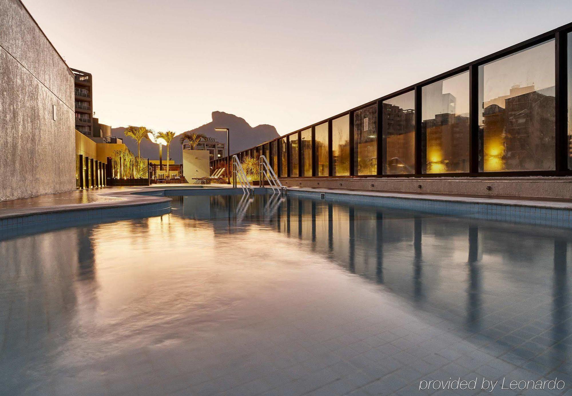 Hotel Radisson Rio De Janeiro Barra Exteriér fotografie The rooftop pool at the hotel