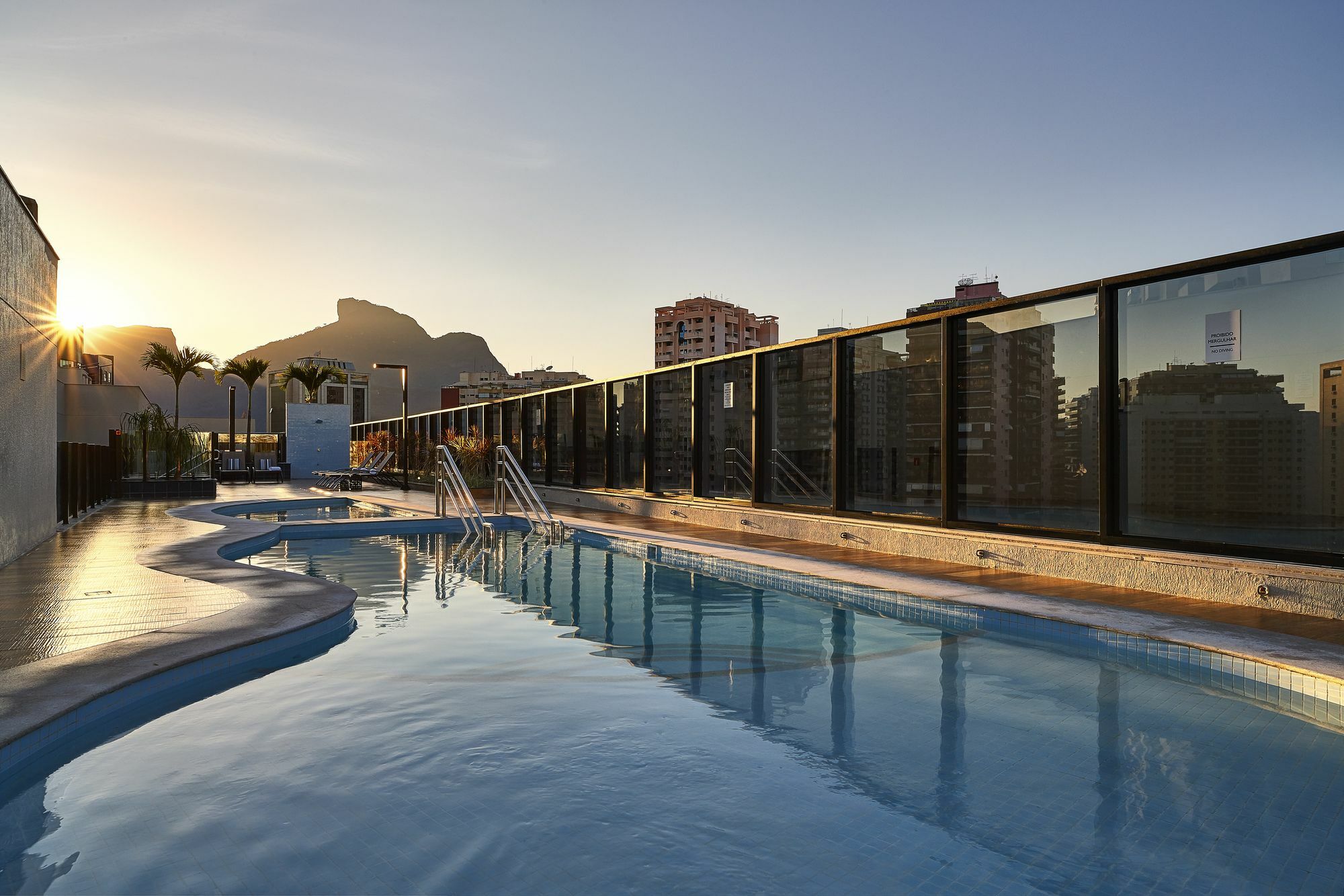 Hotel Radisson Rio De Janeiro Barra Exteriér fotografie The rooftop pool at the hotel